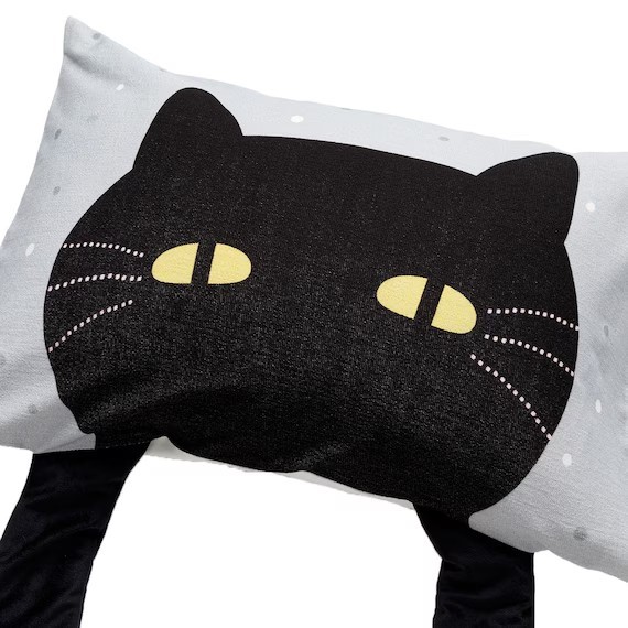 【ニトリ アイマスク付き枕カバー(DHデコネコ)】枕全体にデコネコがプリントされた、インパクトあるデザイン♪サイズは約幅43×奥行63×高さ1cm