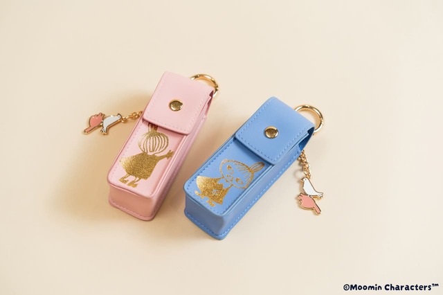 【ムーミン「リトルミイフェア」シリーズ】「リップスティックポーチ（ブルー/ピンク）」各2,310円／リトルミイフェアのモチーフチャーム付き　※2026年2月上旬発売予定