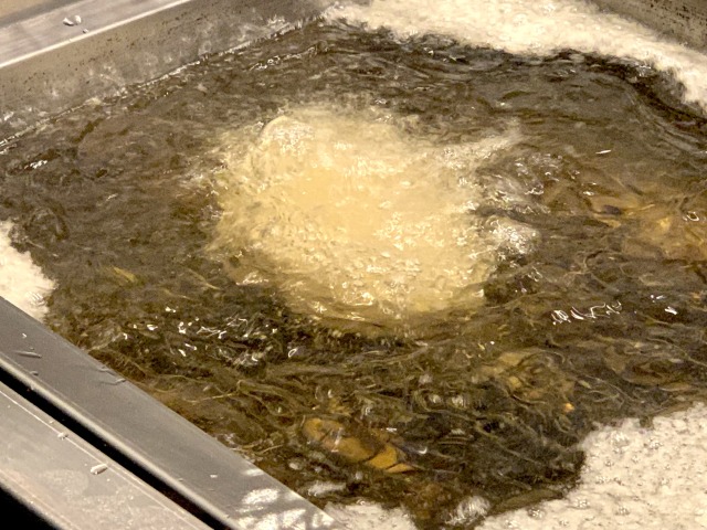 余分なパン粉が散り、キツネ色になるまで揚げる