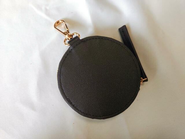 裏面も、表面と同様にシンプルな無地