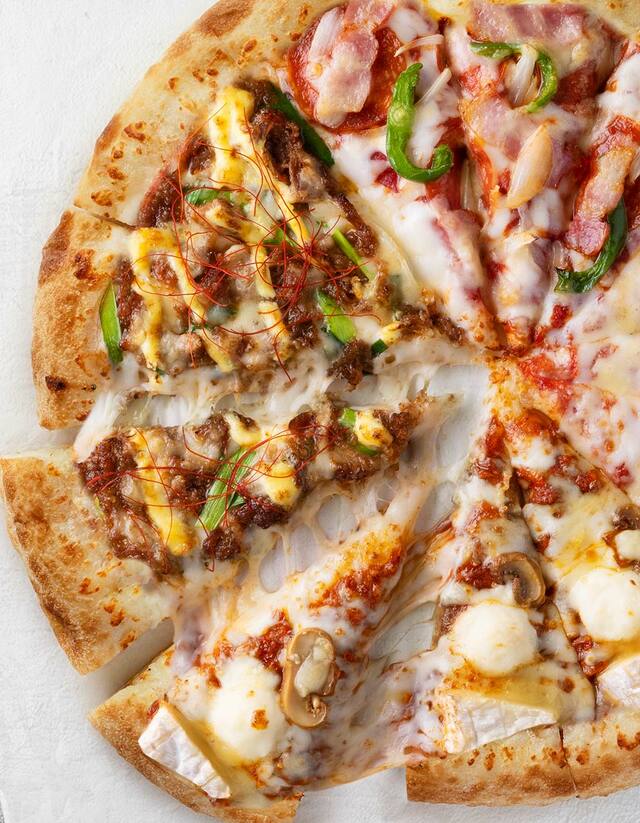 【ピザハットの定番ピザメニュー売上ランキング 7位】「元祖カズレーザー4」2,460円（税込）