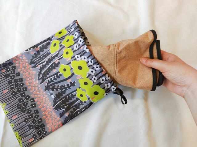 帽子を折って持ち運べるサイズ【リンネル 2023年8月号増刊】付録「marble SUD（マーブルシュッド）×kazumiさん」コラボの麦わら風ハット＆収納巾着セット ：価格1,280円（税込）