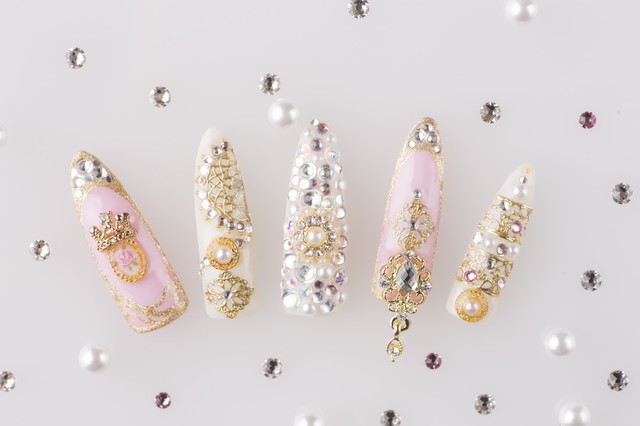 本物のダイヤモンドとパールを施したネイルイメージ