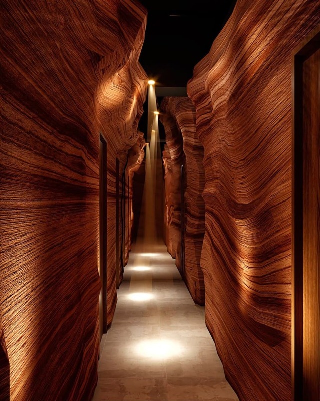 【KUDOCHI onsen 六本木温泉店】洞窟をイメージした店内通路