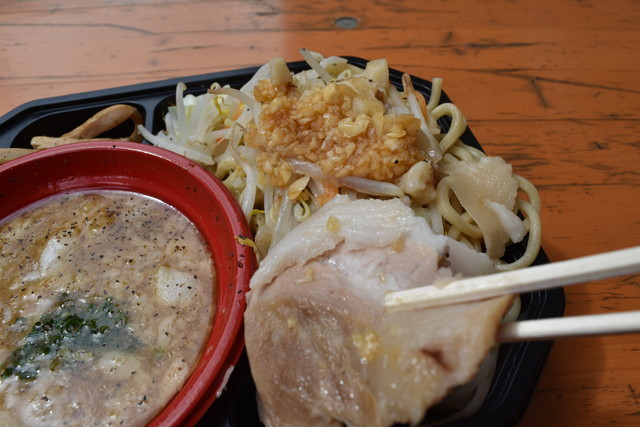 「つけ麺VSラーメン」で“肉麺”実食！／らー麺土俵 鶴嶺峰 ZAN～山～　の、「背脂つけ麺」　チャーシューの下にはにんにくが
