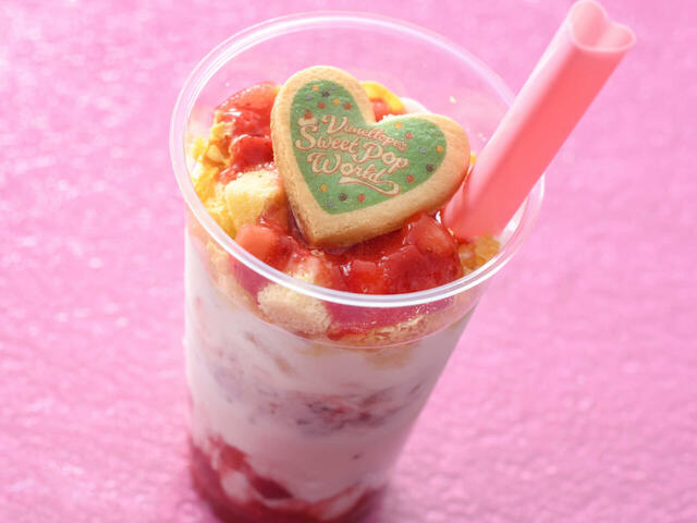 ケーキドリンク（ストロベリー） 700円｜販売店舗：東京ディズニーランド「クイーン・オブ・ハートのバンケットホール」｜ディズニー・パルパルーザ「ヴァネロペのスウィーツ・ポップ・ワールド」スペシャルメニュー