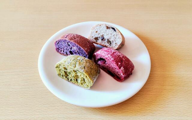 【コストコ　ブーランジェリーブレッド　16個　1180円】ほうれん草やビーツ、オリーブなど、食べ比べが楽しい