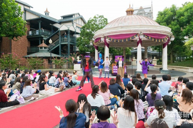 17速報 ヴィランズの手下 リクルーティング 人気アトモスフィアショーの様子をさっそく紹介 1 2 ディズニー特集 ウレぴあ総研