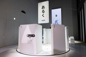 【デザインあ展neo】「あるきかたログ」／6人がそれぞれポーズをとることで、ひとつの「あるく」をつくる体験コーナー
