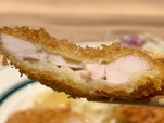 【矢澤チキン】モモのチキンカツ。若干ニンニクがきいているので味変が愉しめる