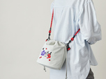 【MOOMIN(ムーミン) 北欧ブランド RMPK-05】刺繍デザインのコロンとしたフォルムの「2way巾着バッグ」アイスグレー（リトルミイ）　6,050円（税込）