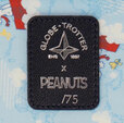 【GLOBE-TROTTER×PEANUTS 75周年記念コレクション】シリアルナンバー入りのレザーパッチ。PEANUTSファンにはたまらない特別なアイテムです