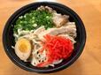 【ロピア 沖縄風ソーキ蕎麦】ネギ・紅生姜・味付け玉子・お肉がのった、具だくさんの一杯です♪