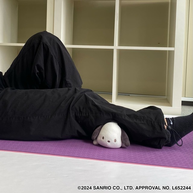 【サンリオキャラクターズ】体のコリが気になる部分やほぐしたい箇所にあたるように、ぬいぐるみを置いて体重をのせると気持ちいい
