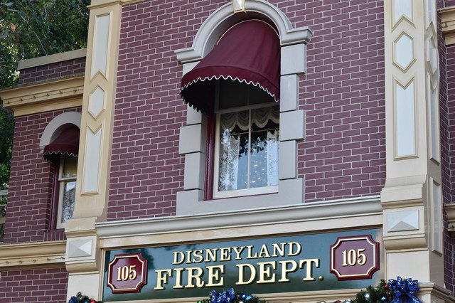 消防署の2F、小窓から見えるクリスマスツリー