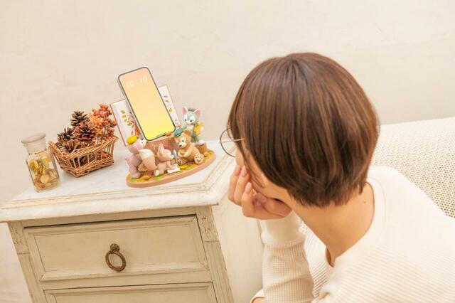スマートフォンスタンド|7,800円|「ダッフィー&フレンズのオータム・ストーリーブック」スペシャルグッズ|販売店舗:東京ディズニーシー「マクダックス・デパートメントストア」|発売日:2023年9月7日(木)