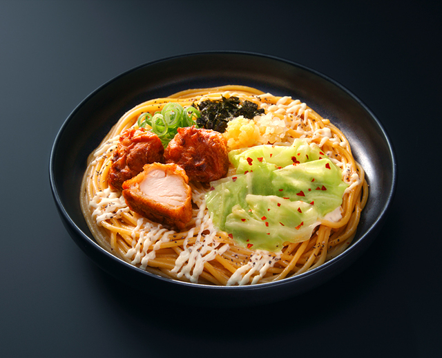「大盛 から揚げとにんにく背脂醤油マヨパスタ2」＜価格：536円（税込578円）＞【“背脂・バターソース・にんにく・チーズ”の背徳食材！ファミマに「背徳のコンビニ飯」が全8種類登場！】