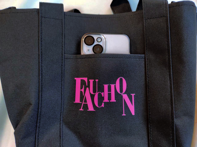 中央には、スマホ・カードケースが入るポケットがついています