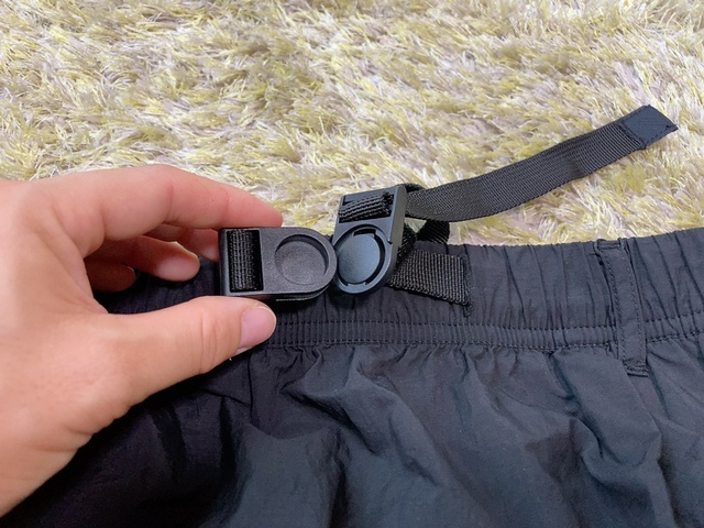 【ワークマン REPAIR-TECH®超軽量スカート】ベルトは中央の丸い部分を押し込みながらスライドさせるだけ