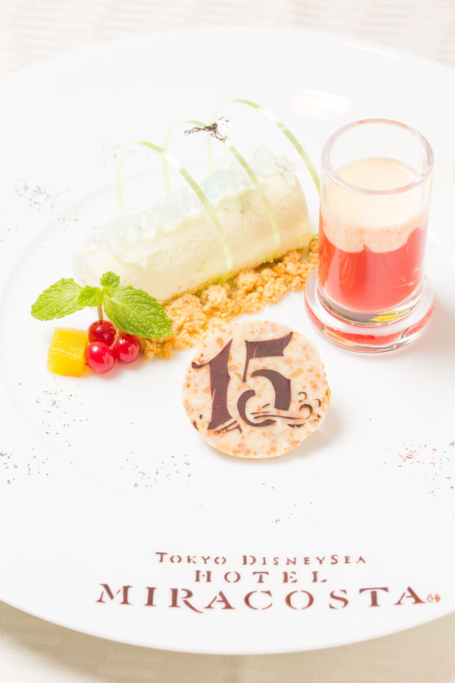 パイナップルソルベ入りライムパルフェ 　ストロベリースープ