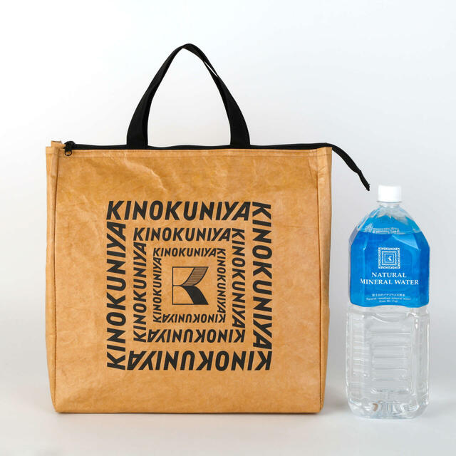 【紀ノ国屋 リンクリー保冷バッグ】約タテ35×ヨコ35×マチ15cm。2Lのペットボトルもタテにすっぽり入るサイズ感です◎