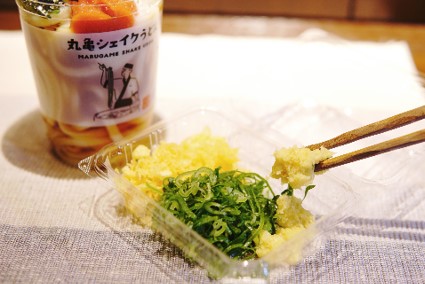 「持ち帰りでも、店内と同様に薬味を好きなだけ！」【【丸亀製麺】ひんや〜り！凍らせレモン入り『豚しゃぶおろしレモンシェイクうどん』が新登場】