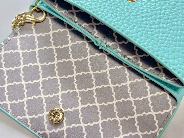 内側はライトグレーのTOCCAクローバー柄。細部までこだわりを感じます！