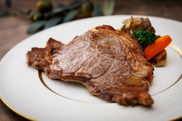 「＜ディナー＞アンガス牛の鉄板焼サーロインステーキ」＜期間：2025年12月8日～2026年2月8日＞【厚切りの鉄板焼サーロインステーキが食べ放題！川崎日航ホテル「鉄板焼サーロインステーキ＆冬を彩るウインターグルメフェア」開催！】