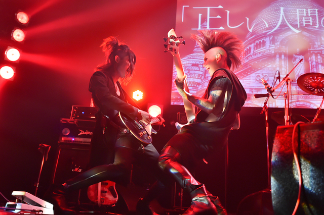 THE BLACK SWAN　誠 RENA／撮影・スズキメグミ　