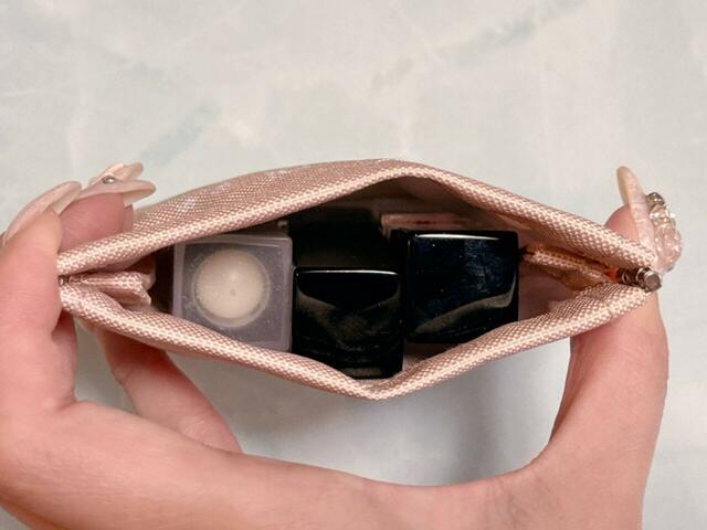 【カルディ ぱっちんポーチ （にゃつver）】サイズは（約）縦13×横10cm。リップを3本収納できるサイズ感です