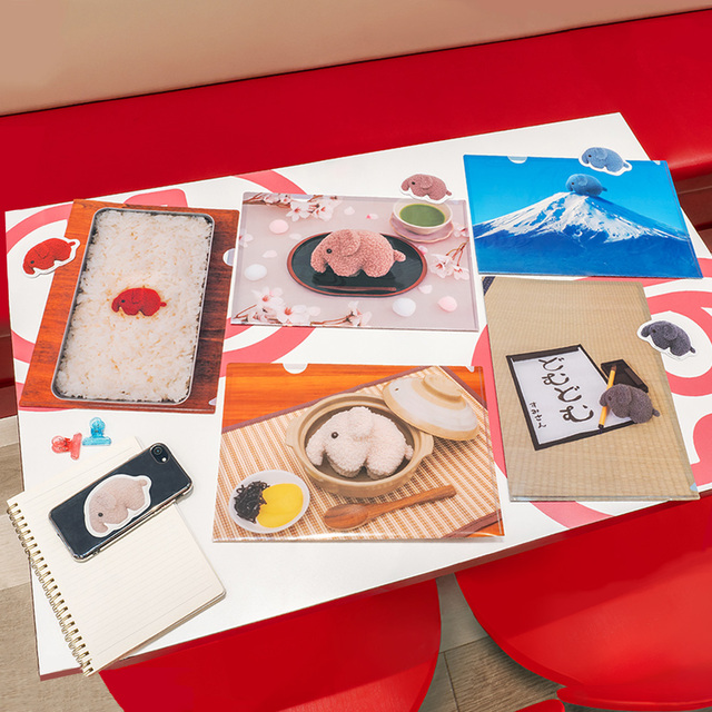 「＜F賞＞クリアファイル＆ステッカーセット」＜サイズ：A4サイズ＞【【ドムドムハンバーガー】限定カラーの“どむぞうくん”や刻印入りの“かりんとう饅頭”が「タイトーくじ」に登場！1月24日より順次発売スタート！】