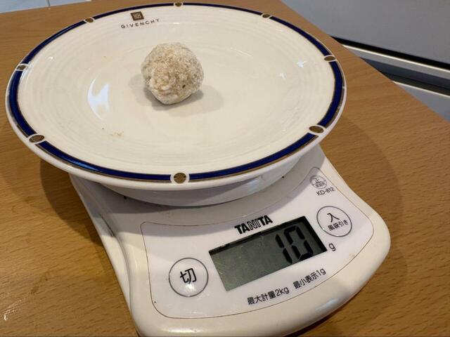 【ロピア 華味鳥つくね】1個量ってみると10g、思ったよりコロンと小ぶりなサイズでした◎