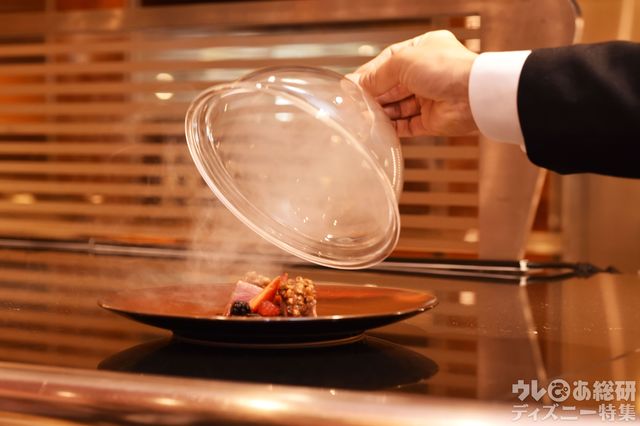 “ディズニー七夕デイズ”エンパイア・グリル・ディナー 2019 瞬間燻製した鴨胸肉のロースト バルサミコソース ミックスナッツのプラリネとともに 撮影/かとうきょうこ