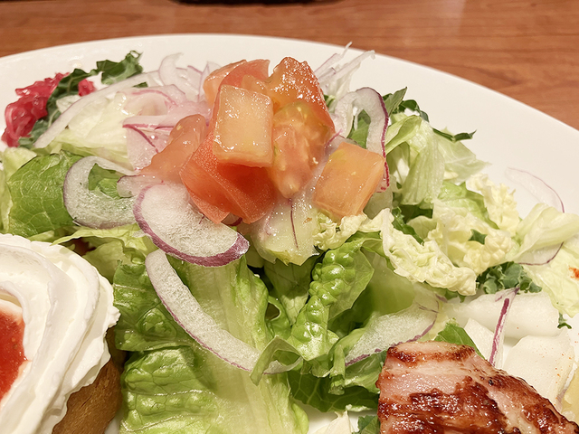 びくドンのサラダは野菜もドレッシングもおいしい。