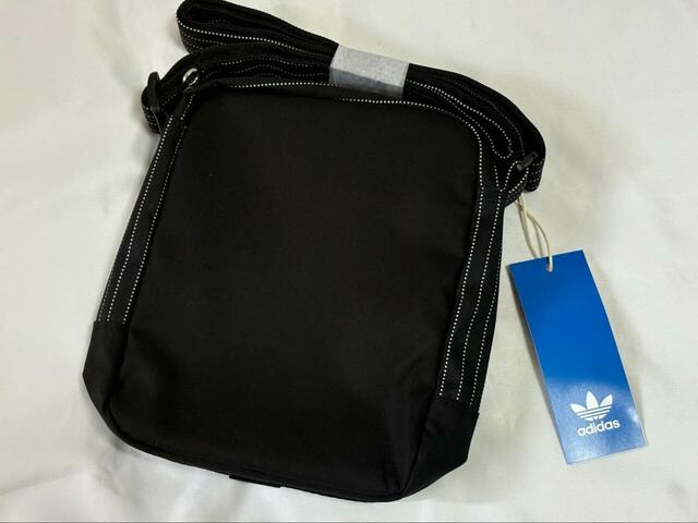 【adidas ウォバッシュ スモールアイテムバッグ】カラーはブラックとホワイトの2種類。裏側は無地のシンプルなデザインです