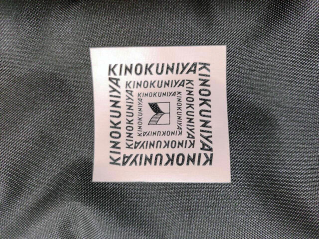 ロゴ×紐部分は、肌色に少し近い淡いベージュカラー