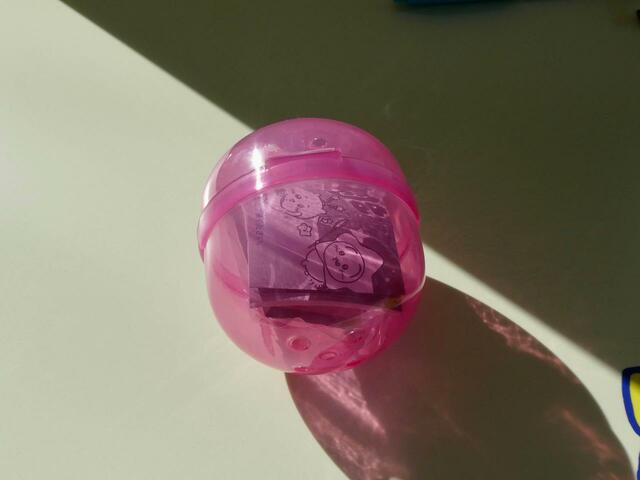 ピンク色のカプセルトイです！中身は…？