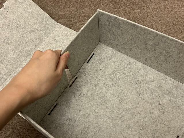 【IKEA　KOMPLEMENT コムプレメント】片手でおさえながら短辺の方を上から被せます