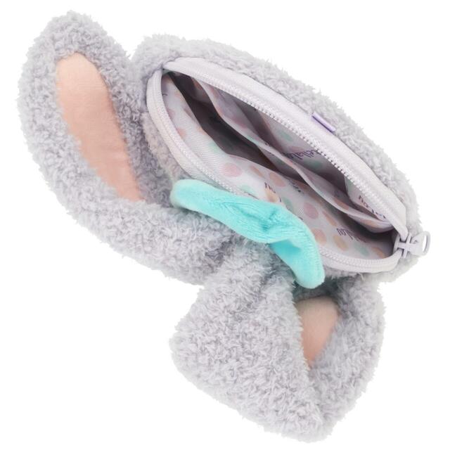 ポーチ 2,300円｜「ダッフィー＆フレンズのワンダーズ・バイ・ユア・サイド」グッズ｜販売店舗：東京ディズニーシー「マクダックス・デパートメントストア」｜発売日：2026年6月2日（火）