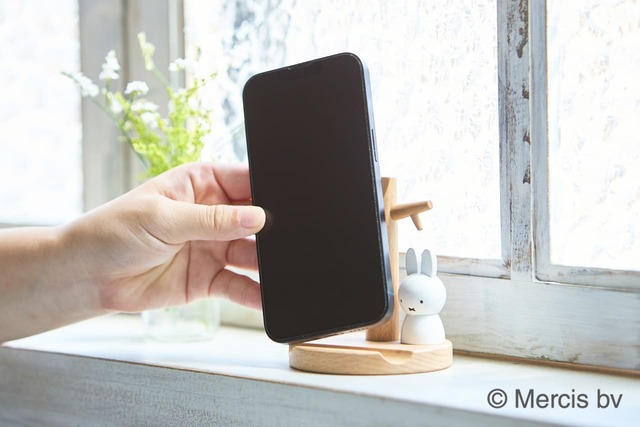 【ミッフィー ドールスマートフォンスタンド】スマートフォンを縦置き、横置きの両方で使用出来ます