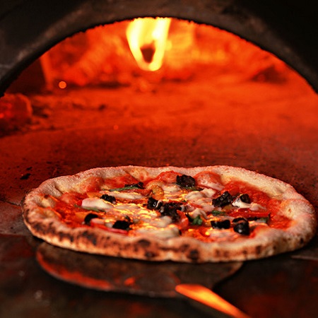 「全10種！窯焼きピッツア食べ放題」 