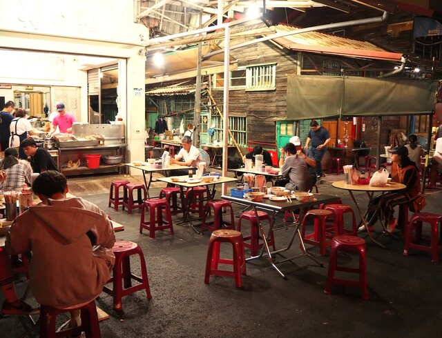 【台湾食べ歩きの旅#13】鹽埕の大仁路に大胆にテーブルを並べた「黒乾温州餛飩大王」。夜の7時以降は客足が途絶えない