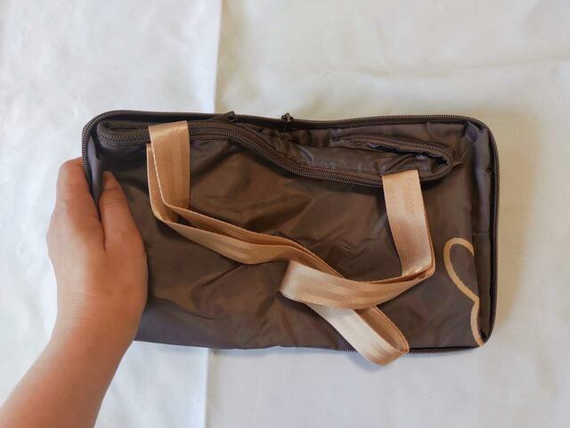 チャックを開いて、横に広げる『大人のおしゃれ手帖』2023年7月号「付録：大人のmiffy（ミッフィー）保冷バッグ」価格：1280円（税込）