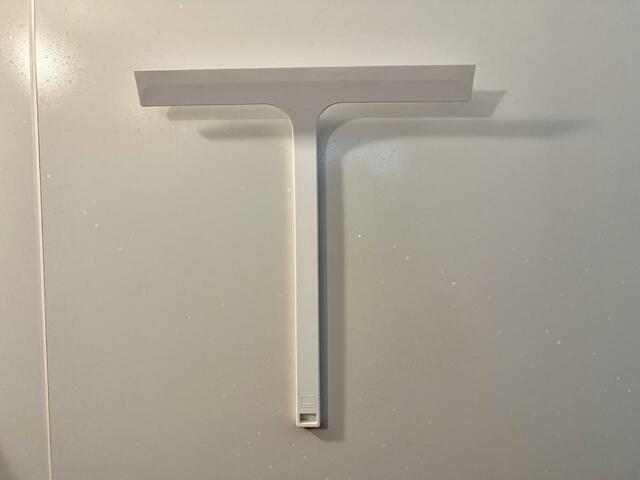 【山崎実業　tower マグネット水切りワイパー】しっかりくっついて落ちることもなさそうです