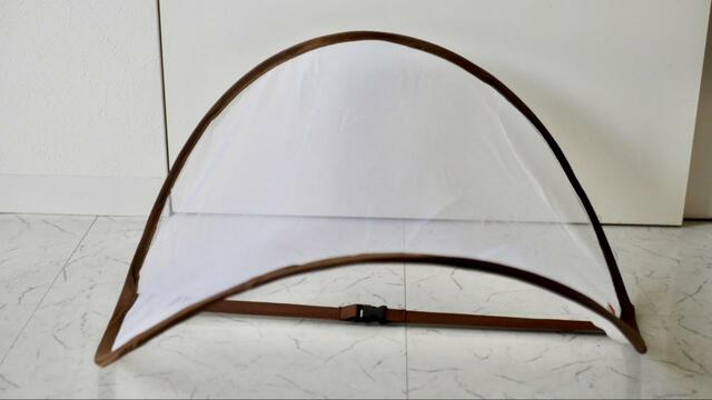 【お部屋で平干しネット】ゴムを外してネットを開き、付属のベルトを留めてアーチ状に固定するだけ