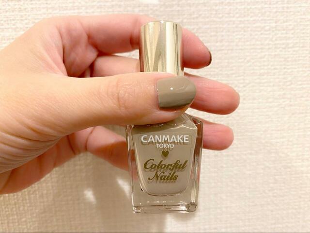 【キャンメイク カラフルネイルズ N77 カームグレージュ】温かみを感じるグレージュカラーが嬉しい