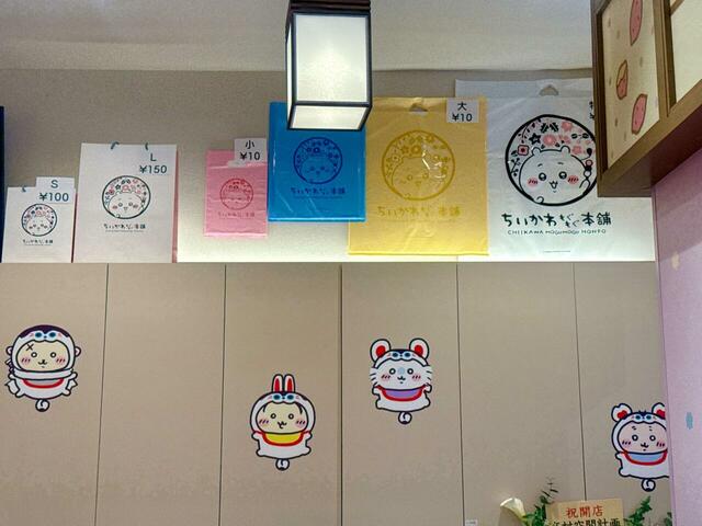 レジ奥にはショッパーの見本も。どれもかわいくて記念に欲しくなる〜！