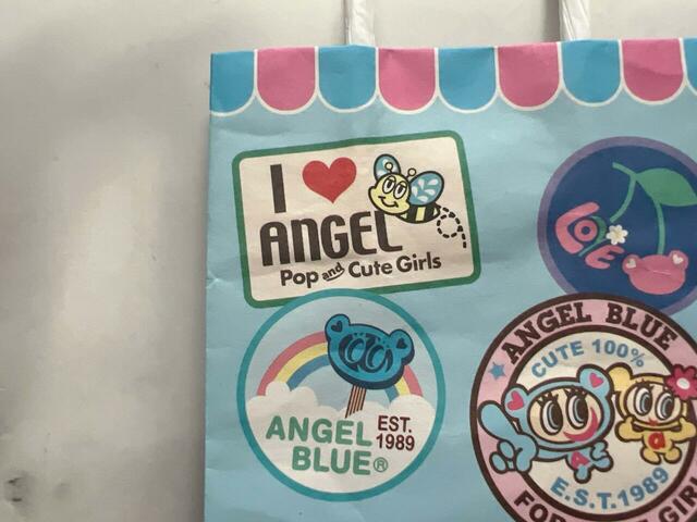 ポップなステッカー柄がかわいい