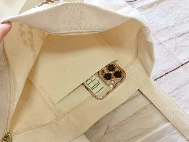 スマホを入れるのにぴったりなサイズ感