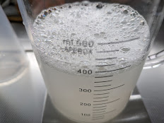 【ナノソイコロイド アプローズプレミアム】水を入れるとやや白濁した液体になります